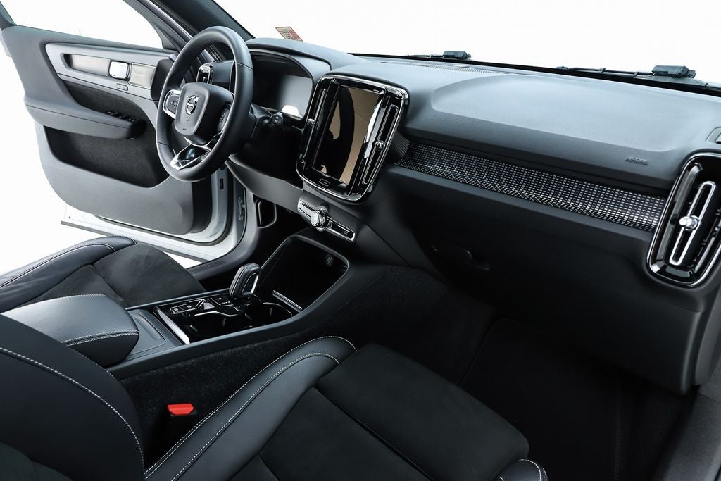 2022 Volvo XC40 R-Design