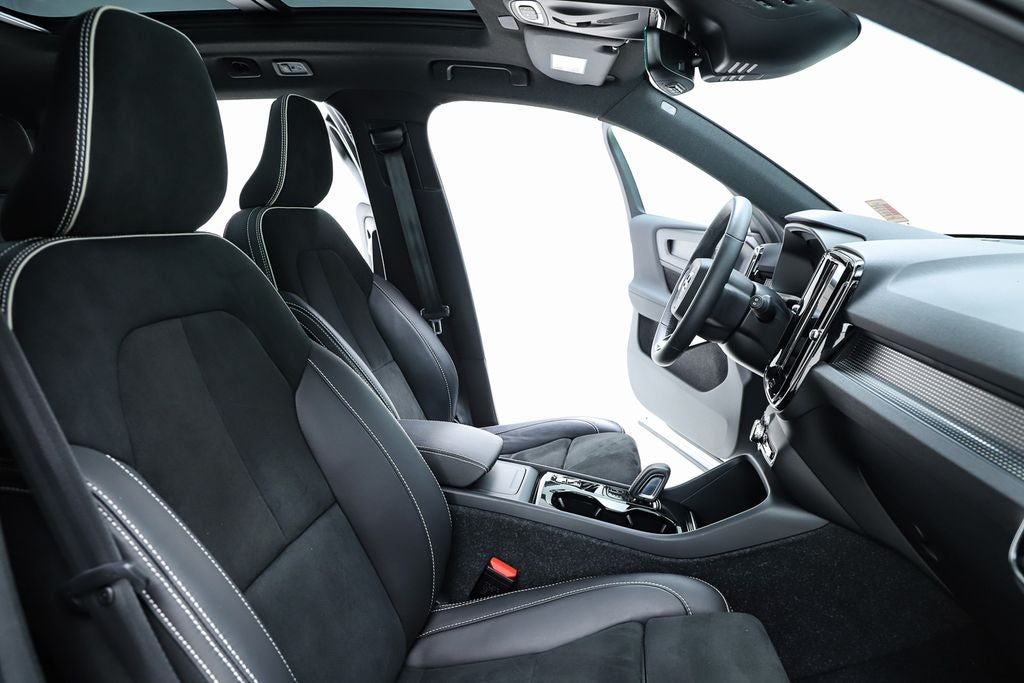 2022 Volvo XC40 R-Design
