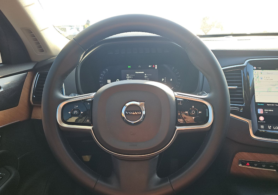 2023 Volvo XC90 B5 Plus