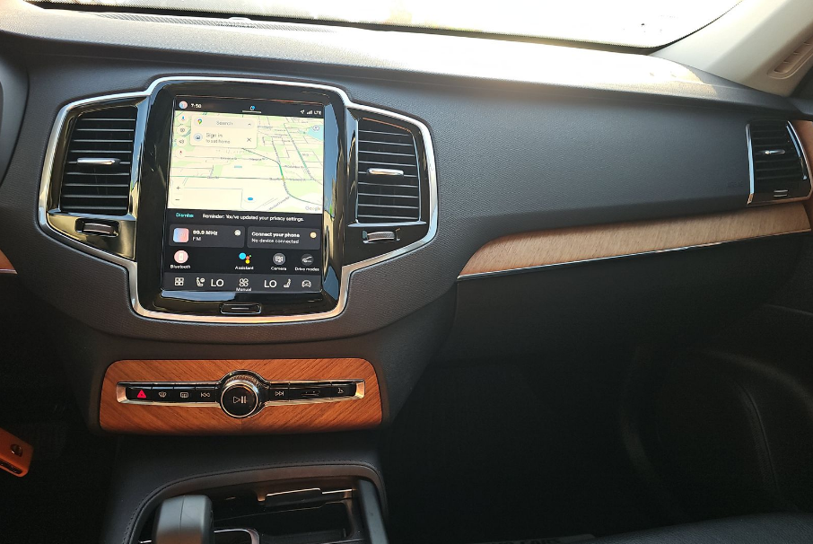 2023 Volvo XC90 B5 Plus