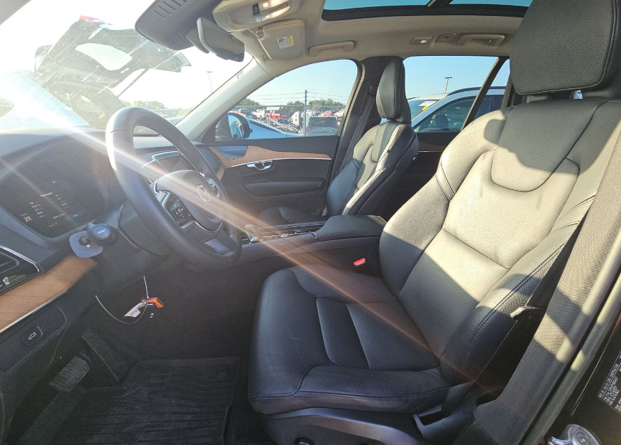 2023 Volvo XC90 B5 Plus