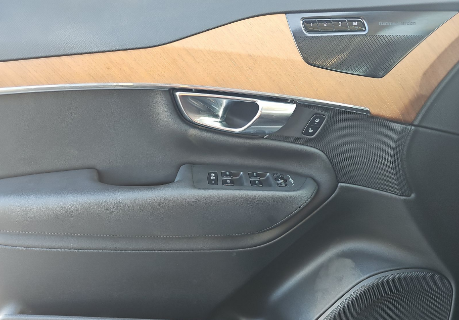 2023 Volvo XC90 B5 Plus