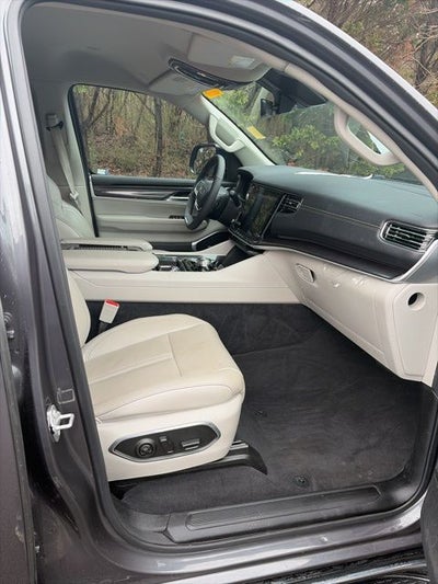 2023 Jeep Wagoneer Base