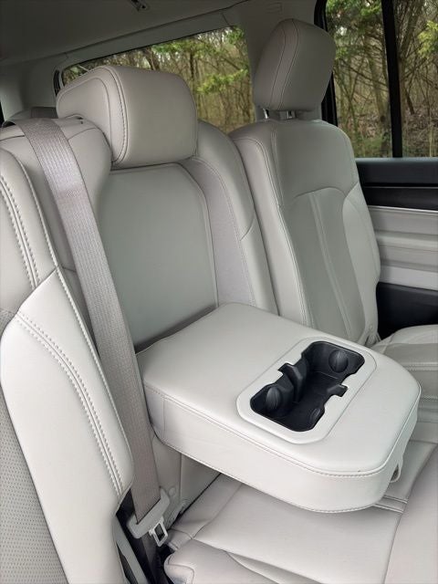 2023 Jeep Wagoneer Base