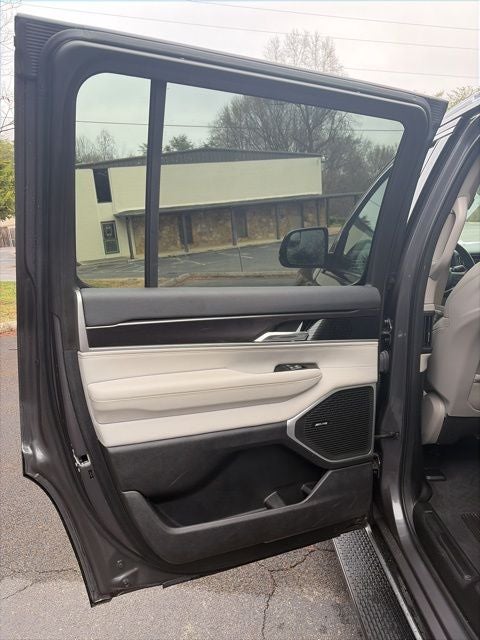 2023 Jeep Wagoneer Base