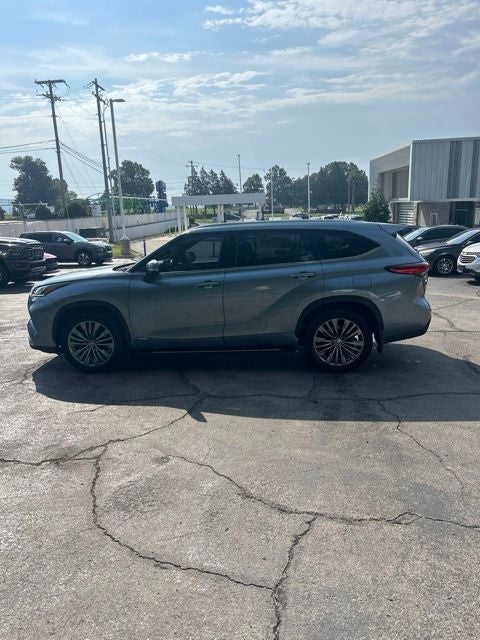 2022 Toyota Highlander Hybrid Platinum