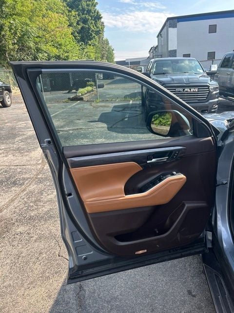 2022 Toyota Highlander Hybrid Platinum
