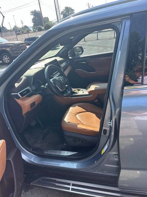 2022 Toyota Highlander Hybrid Platinum
