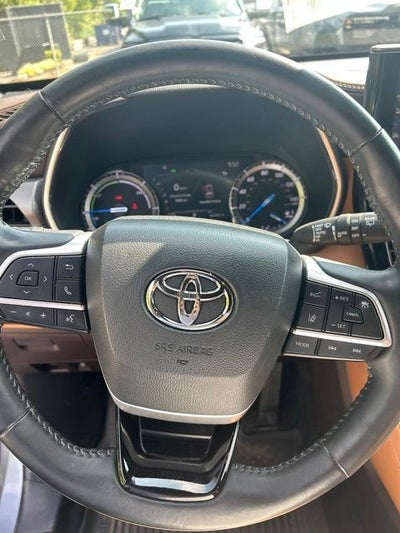 2022 Toyota Highlander Hybrid Platinum