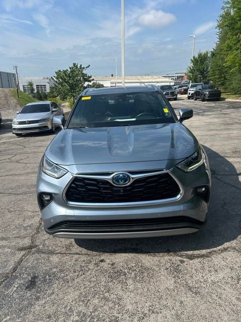 2022 Toyota Highlander Hybrid Platinum
