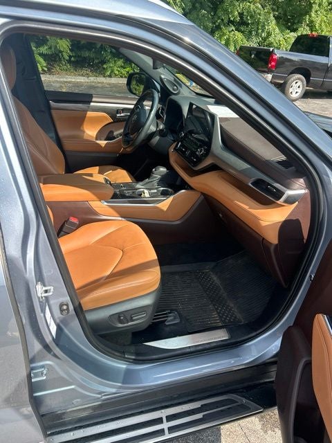2022 Toyota Highlander Hybrid Platinum