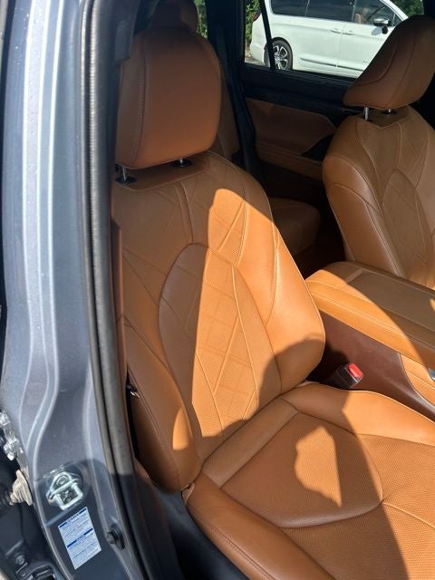2022 Toyota Highlander Hybrid Platinum