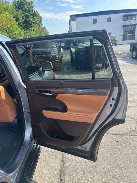 2022 Toyota Highlander Hybrid Platinum