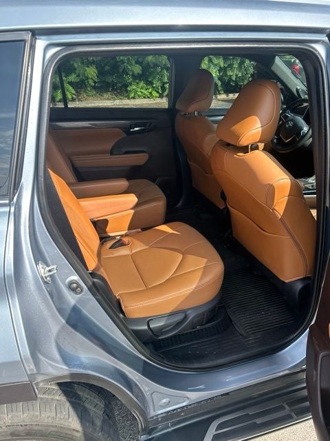 2022 Toyota Highlander Hybrid Platinum
