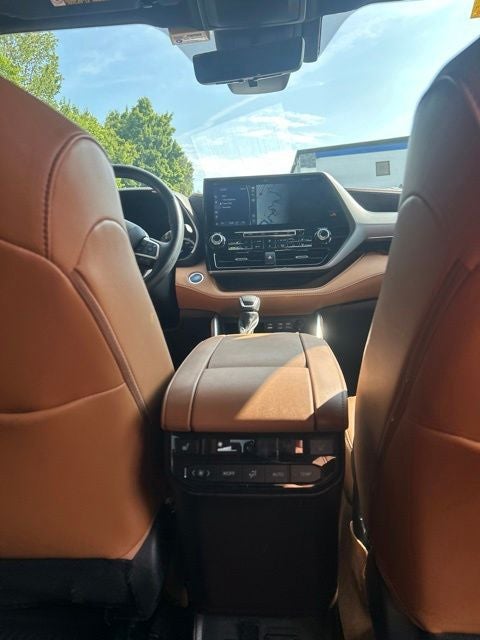 2022 Toyota Highlander Hybrid Platinum
