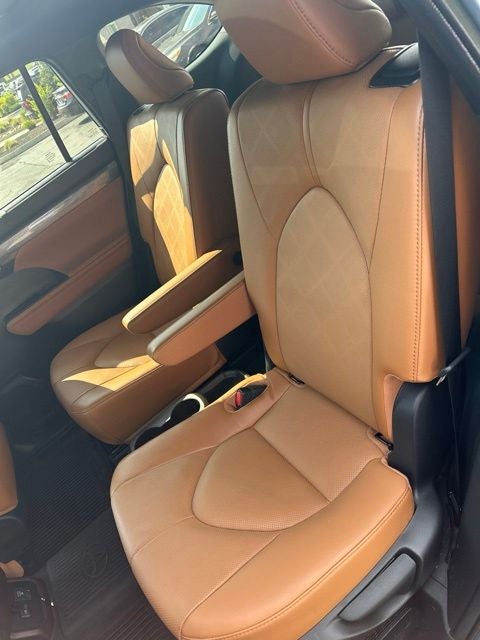 2022 Toyota Highlander Hybrid Platinum