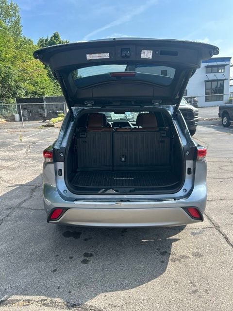 2022 Toyota Highlander Hybrid Platinum