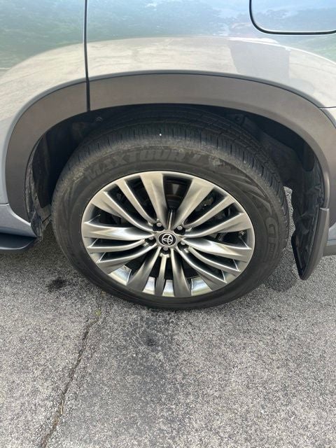 2022 Toyota Highlander Hybrid Platinum