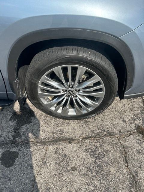 2022 Toyota Highlander Hybrid Platinum