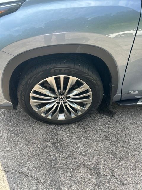 2022 Toyota Highlander Hybrid Platinum