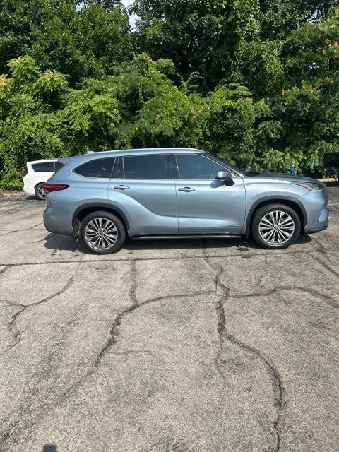 2022 Toyota Highlander Hybrid Platinum