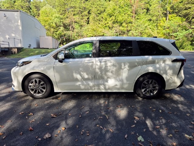 2025 Toyota Sienna LE 8 Passenger